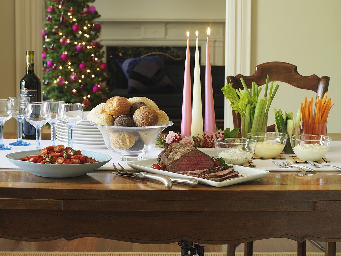 Weihnachtstisch mit Rinderfilet, Tomatensalat und Rohkost