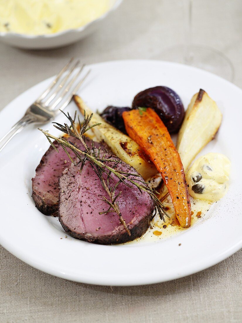 Roast beef with root vegetables and Béarnaise sauce