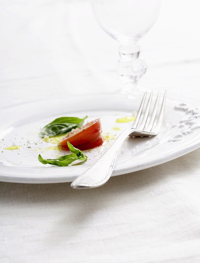 Tomate mit Basilikum und Olivenöl