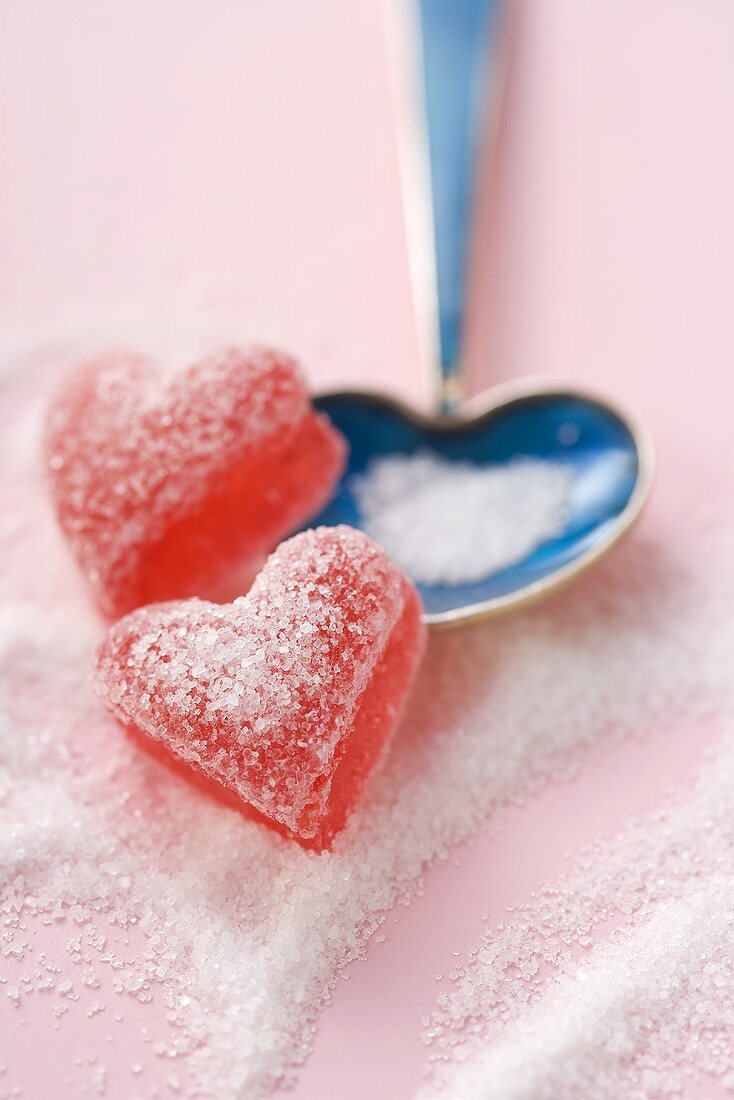 Fruchtgummi-Herzen mit Zucker bedeckt