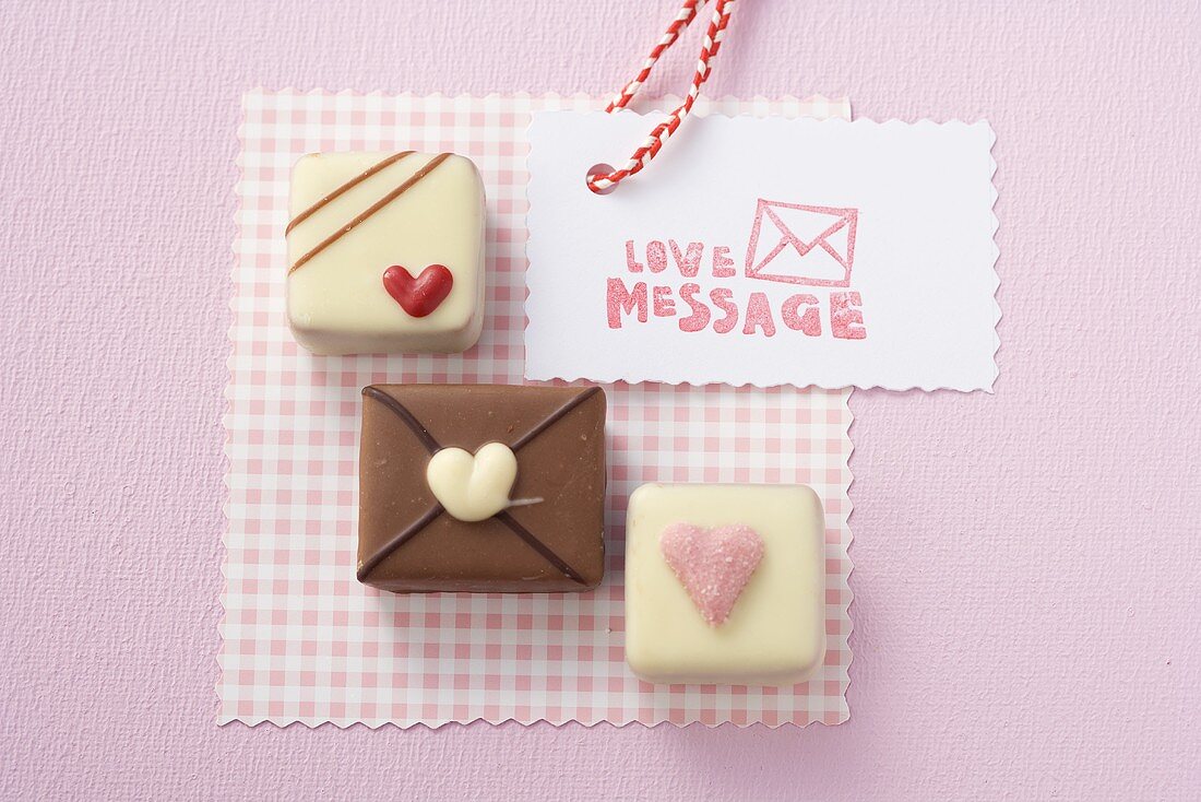 Drei Petit Fours zum Valentinstag (Aufsicht)