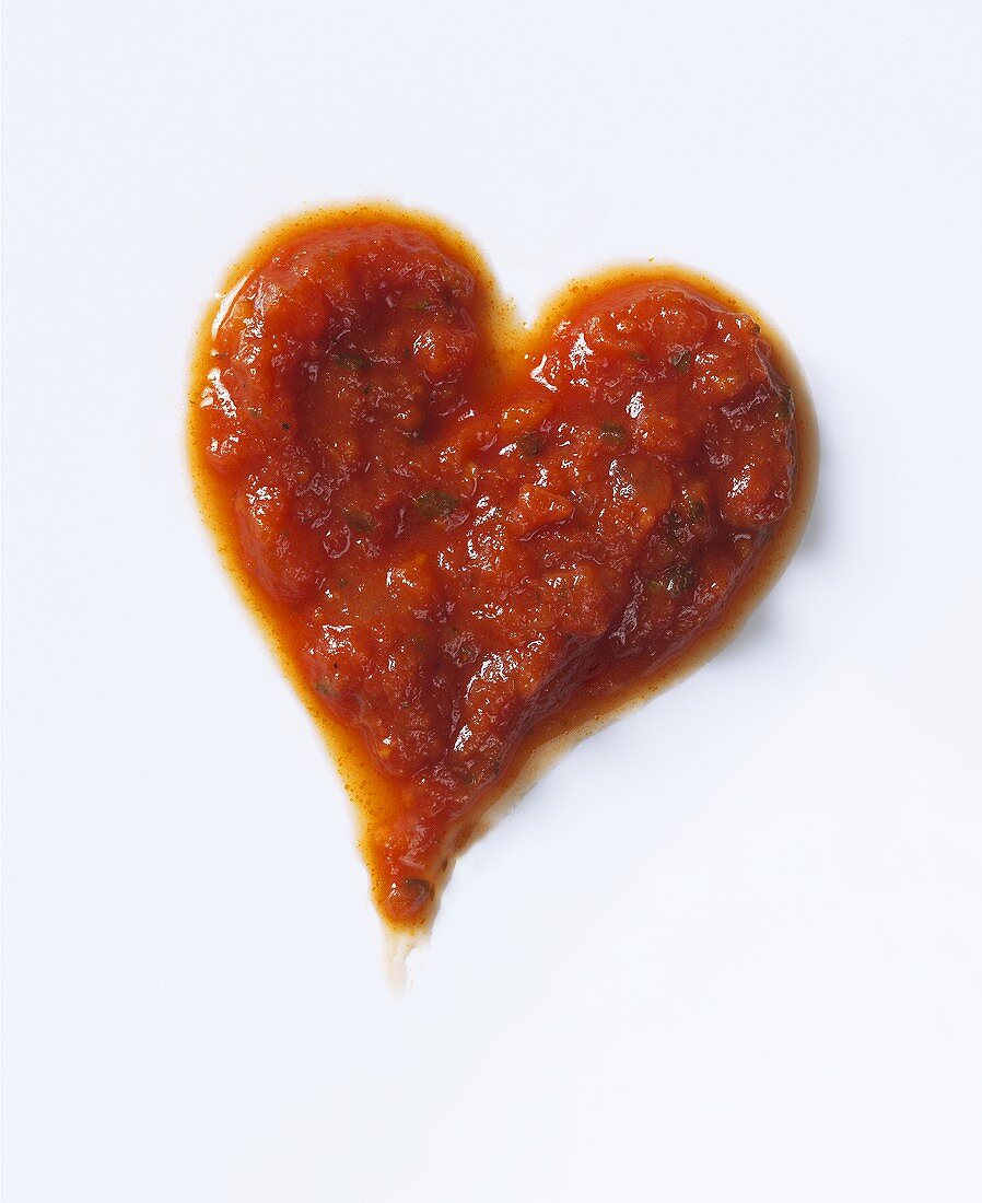 Ein Herz aus Tomatensauce