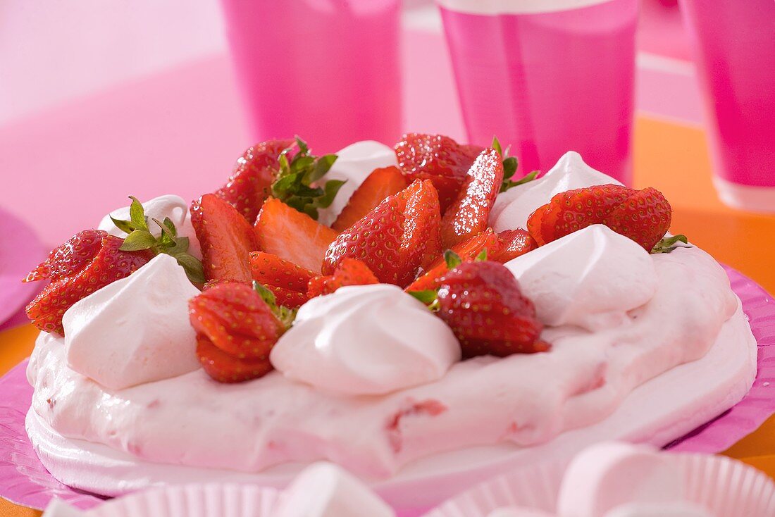 Pavlova mit Erdbeeren