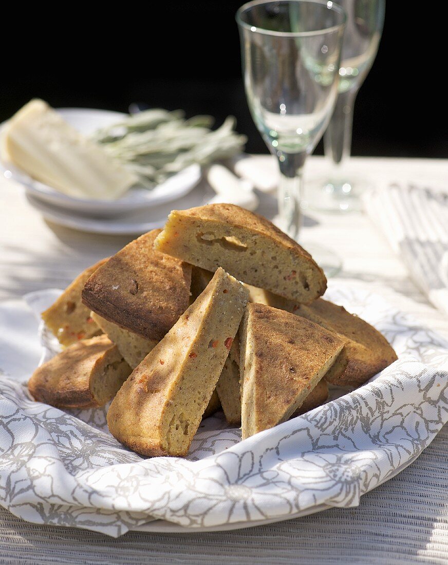 Maisbrot mit Cheddar und Pecannüssen, in Stücke geschnitten