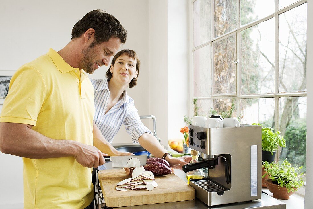 Frau und Mann kochen gemeinsam