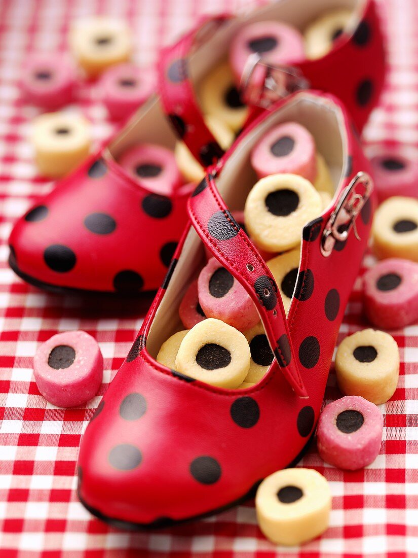 Rote Schuhe mit Lakritz-Bonbons