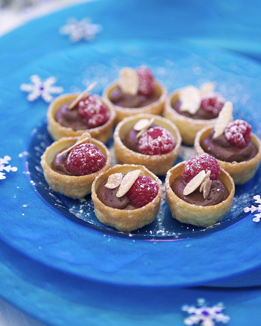 Törtchen mit Schokoladenmousse und Himbeeren