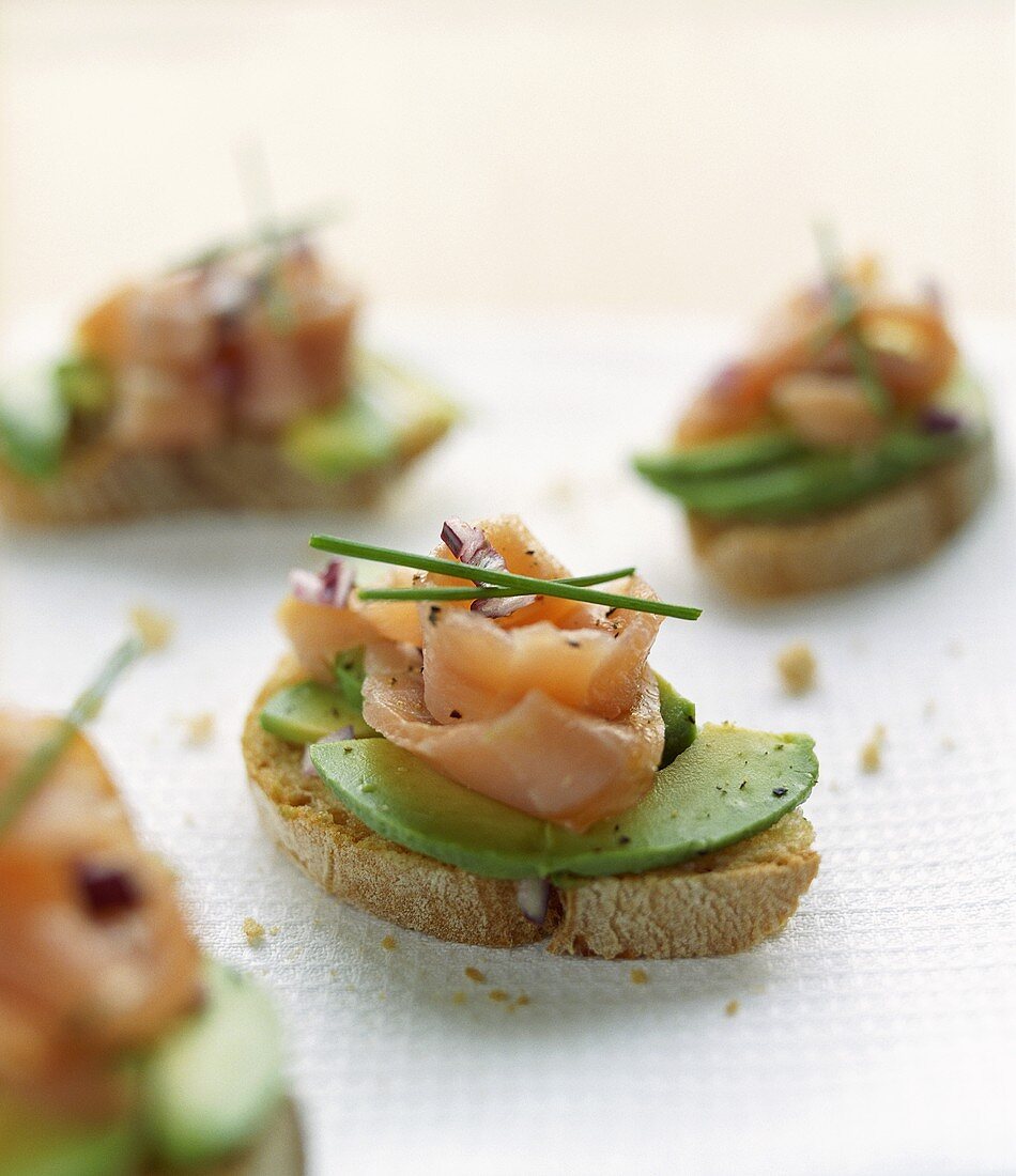 Canape mit Avocado und Fisch