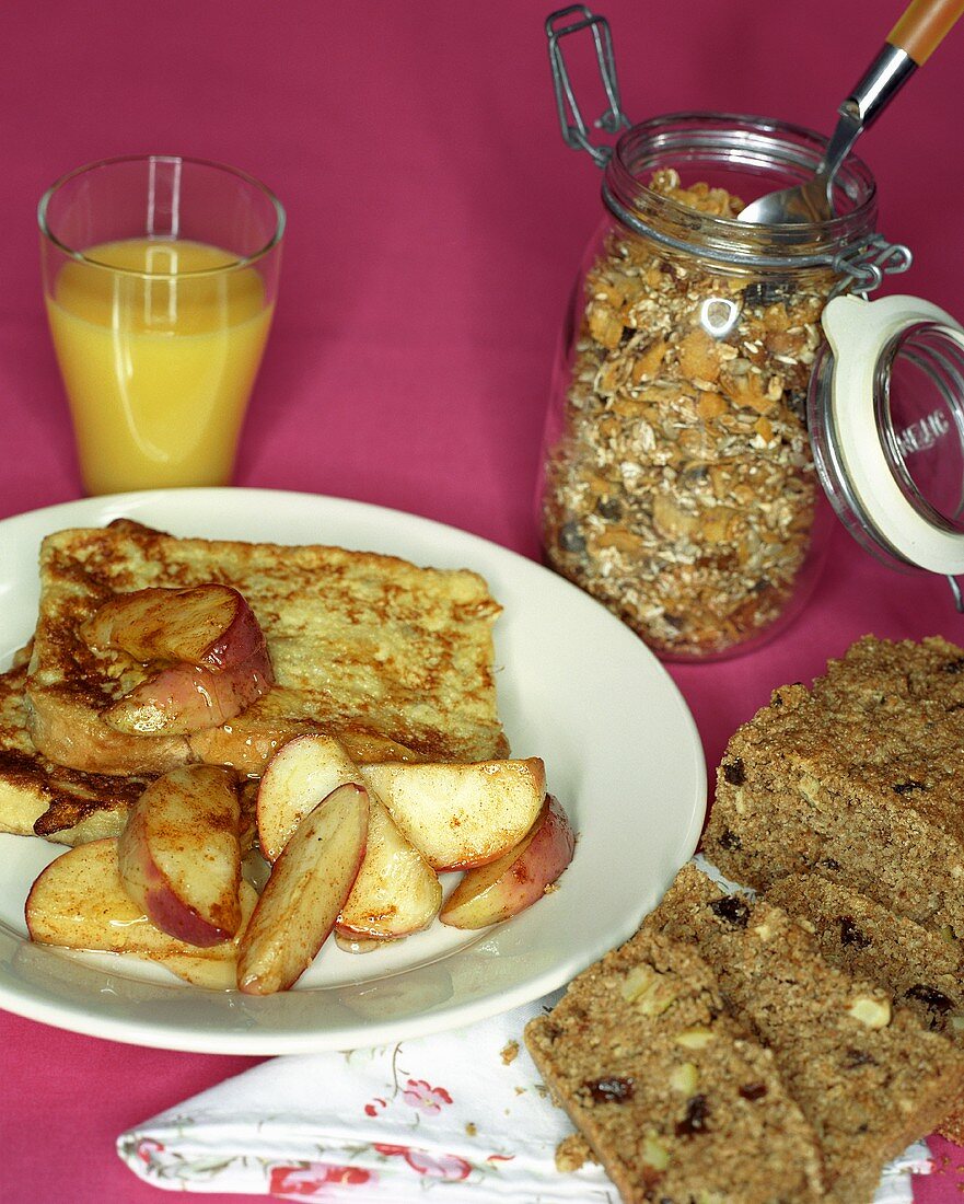 Selbstgemachte Müslischnitte und French Toast mit Äpfeln