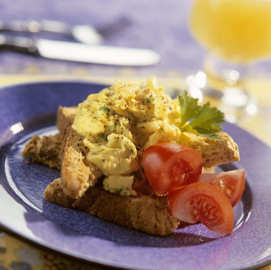Scrambled egg and tomato on wholemeal bread