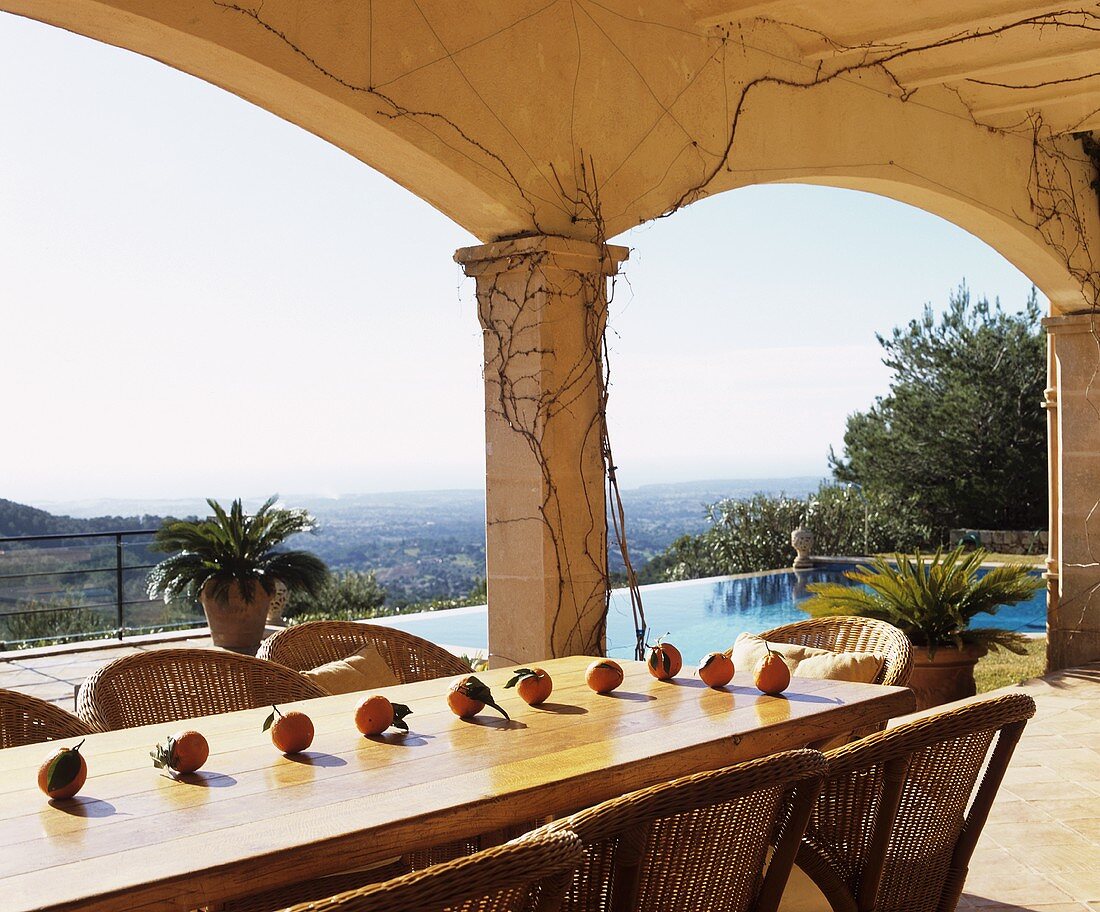 Esstisch mit Mandarinen auf überdachter Terrasse