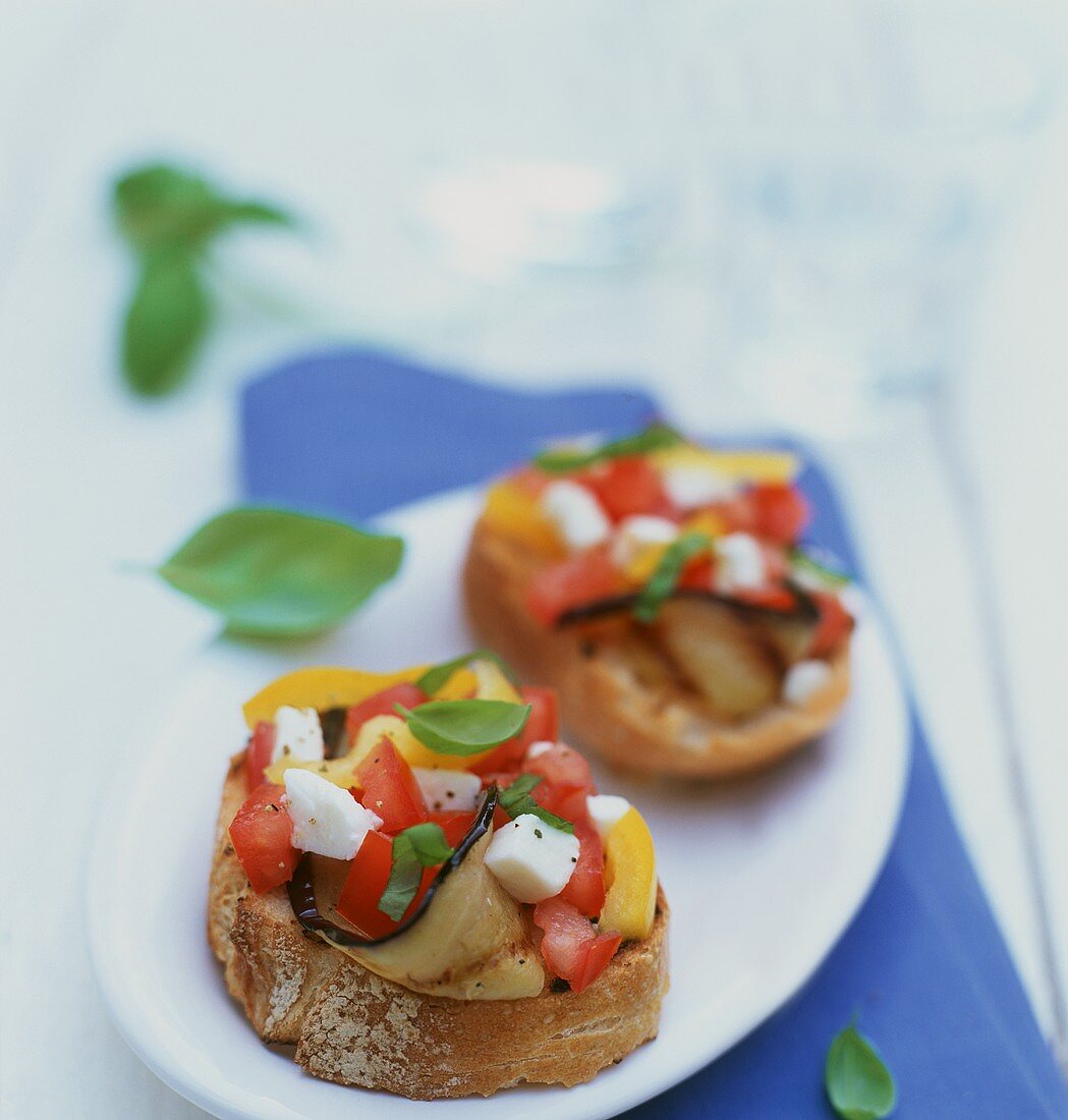 Crostini mit Gemüse und Mozzarella