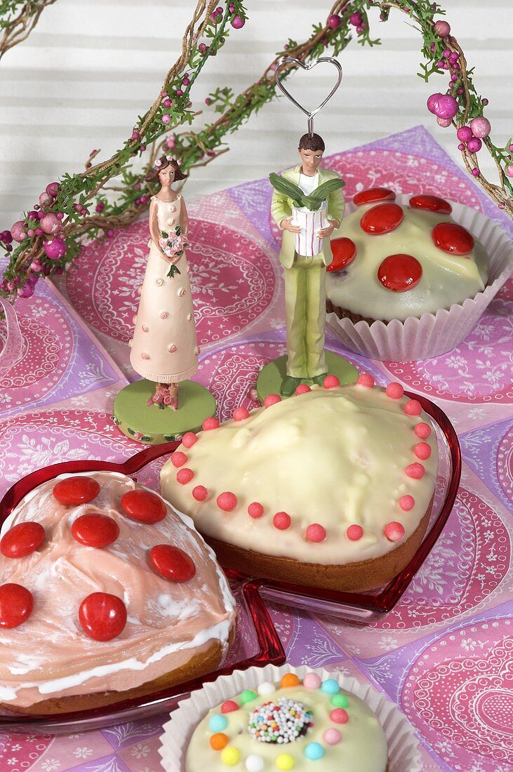 Herzförmige Minikuchen, Muffins und Liebespaar-Figuren