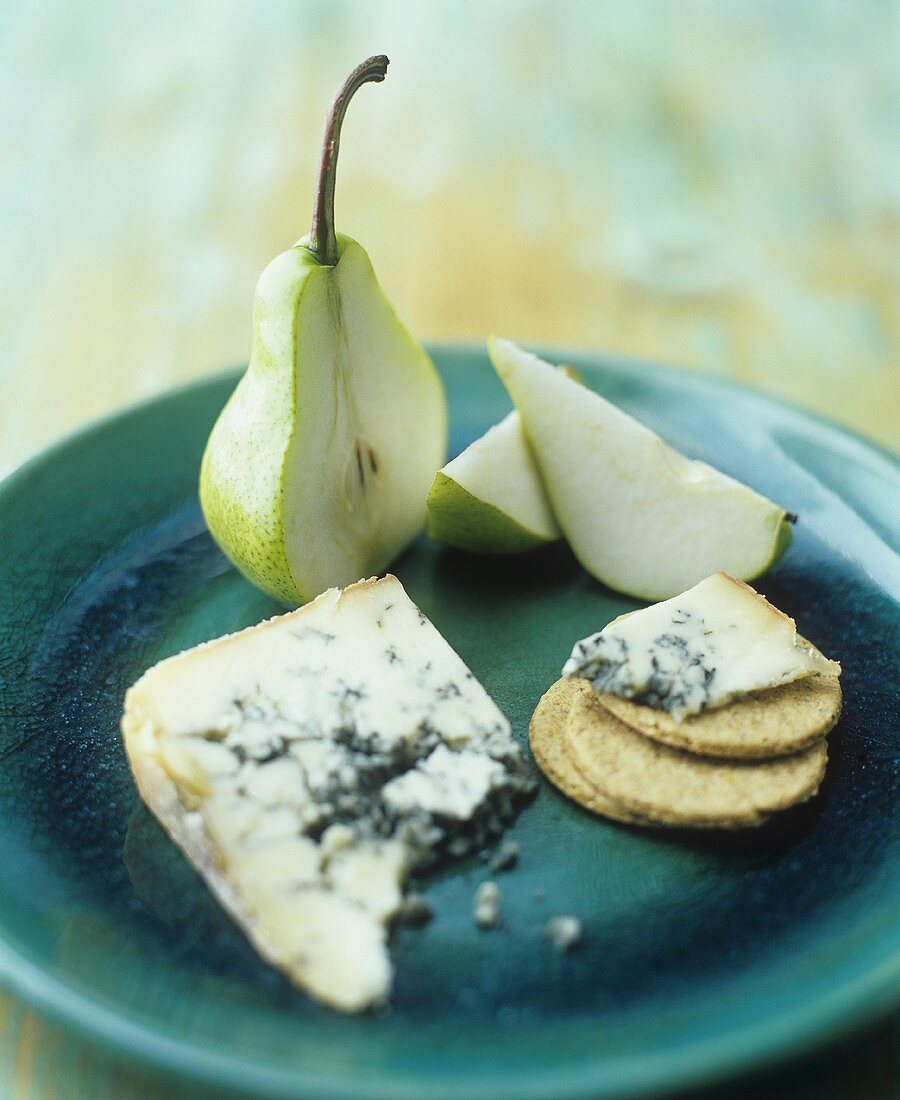 Roquefort, Birne und Cracker auf einem Teller