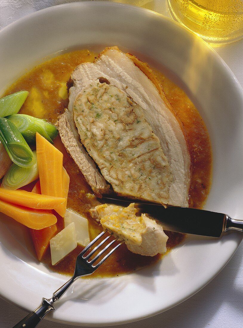 Schweinebrust mit Brezenfüllung & Gemüse