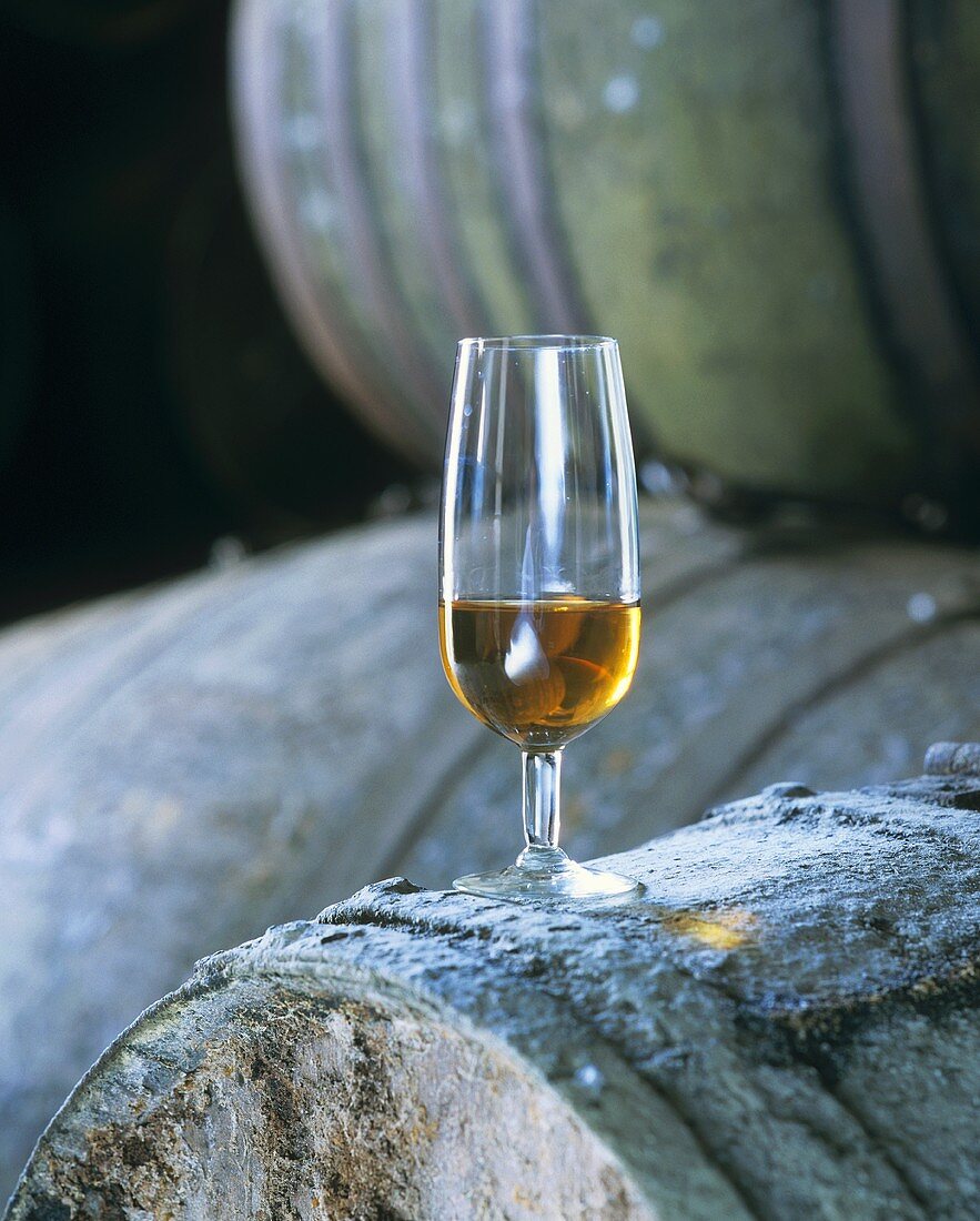 Ein Sherryglas mit Amontillado auf alten Weinfässern