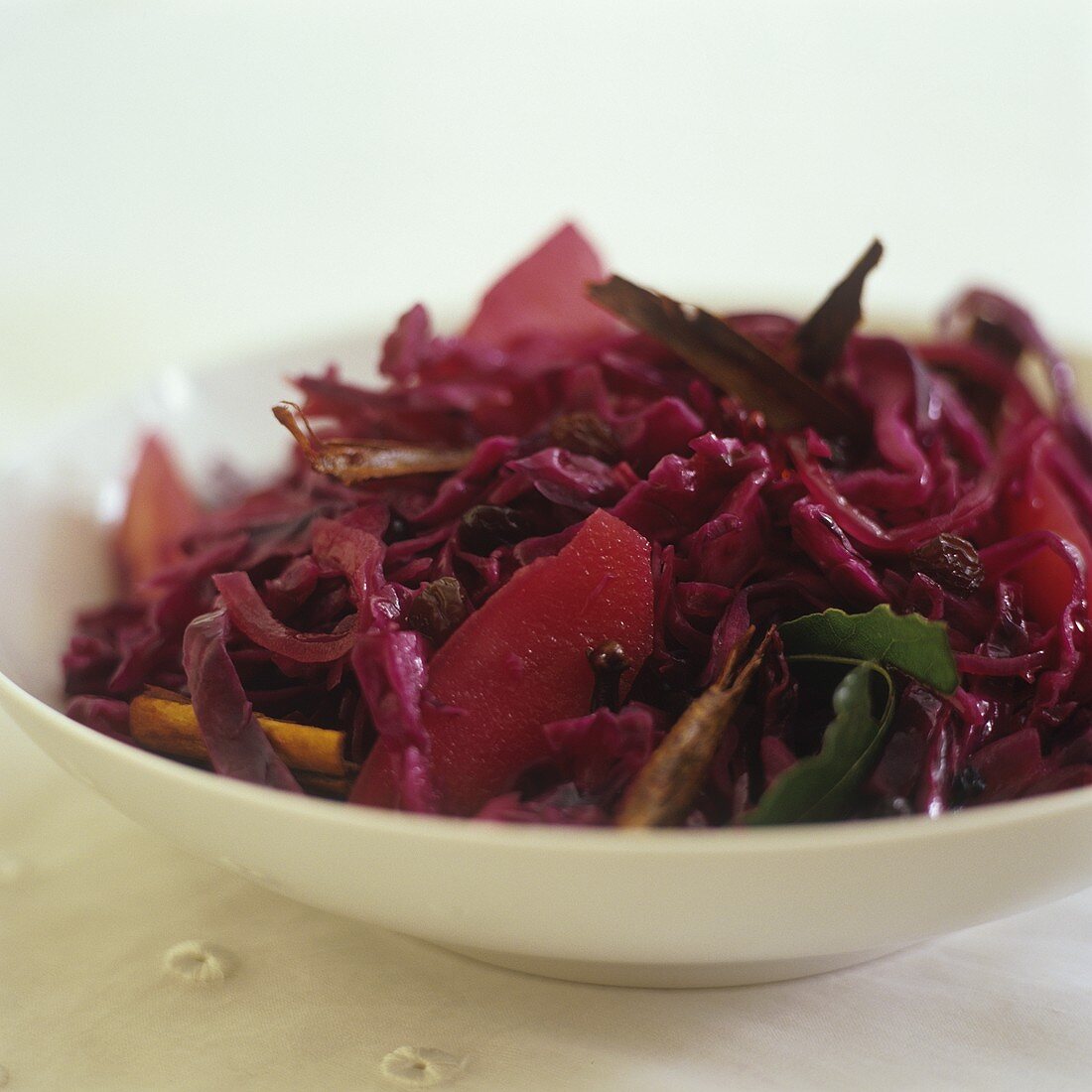 Apple and red cabbage with raisins (side dish)
