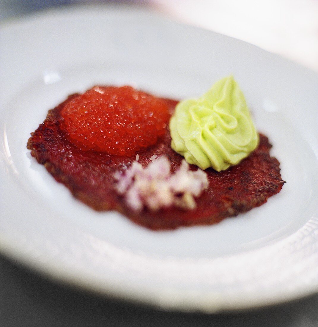 Rote-Bete-Gemüse-Püree mit Forellenkaviar & Avocadocreme