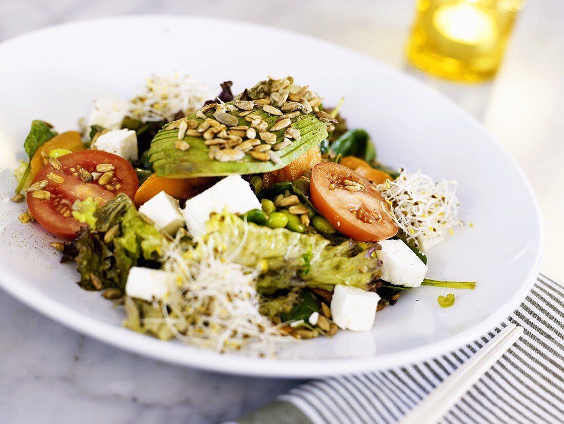 Gesunder Gemüsesalat mit Sprossen, Käse, Sonnenblumenkernen