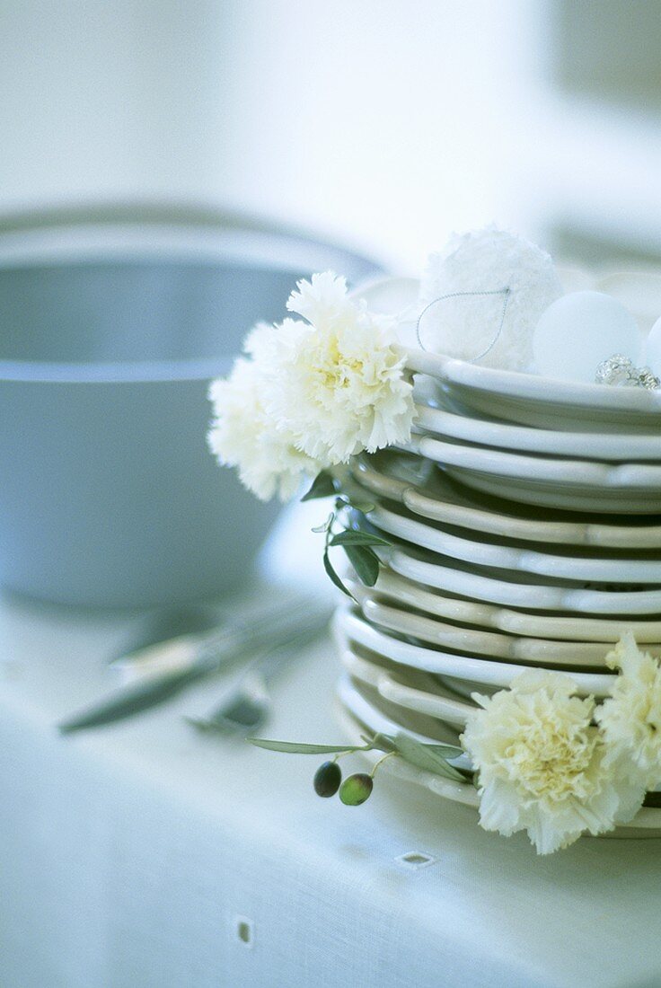 Pile of plates and white decorations (close-up)