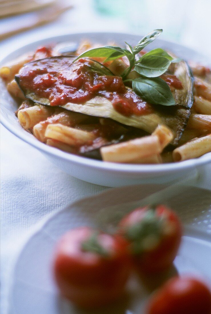 Rigatoni mit Auberginen und Tomatensauce