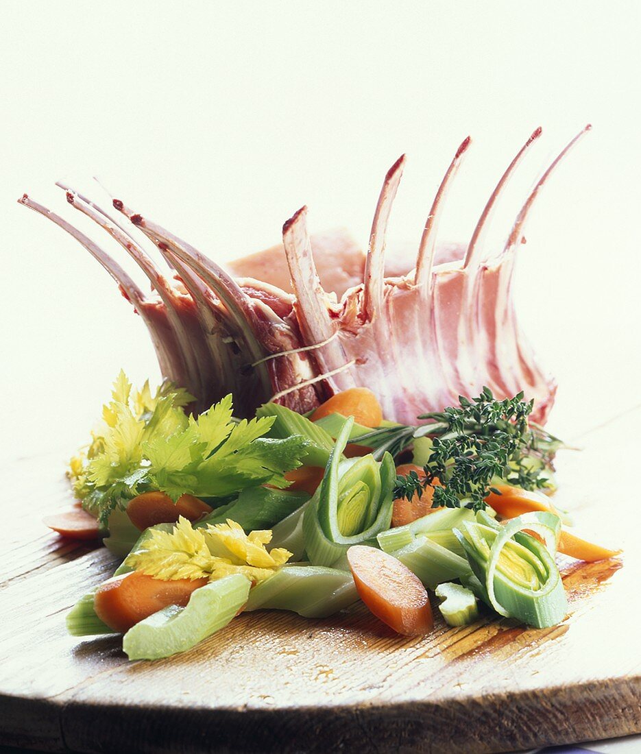Rack of pork with vegetables (raw)