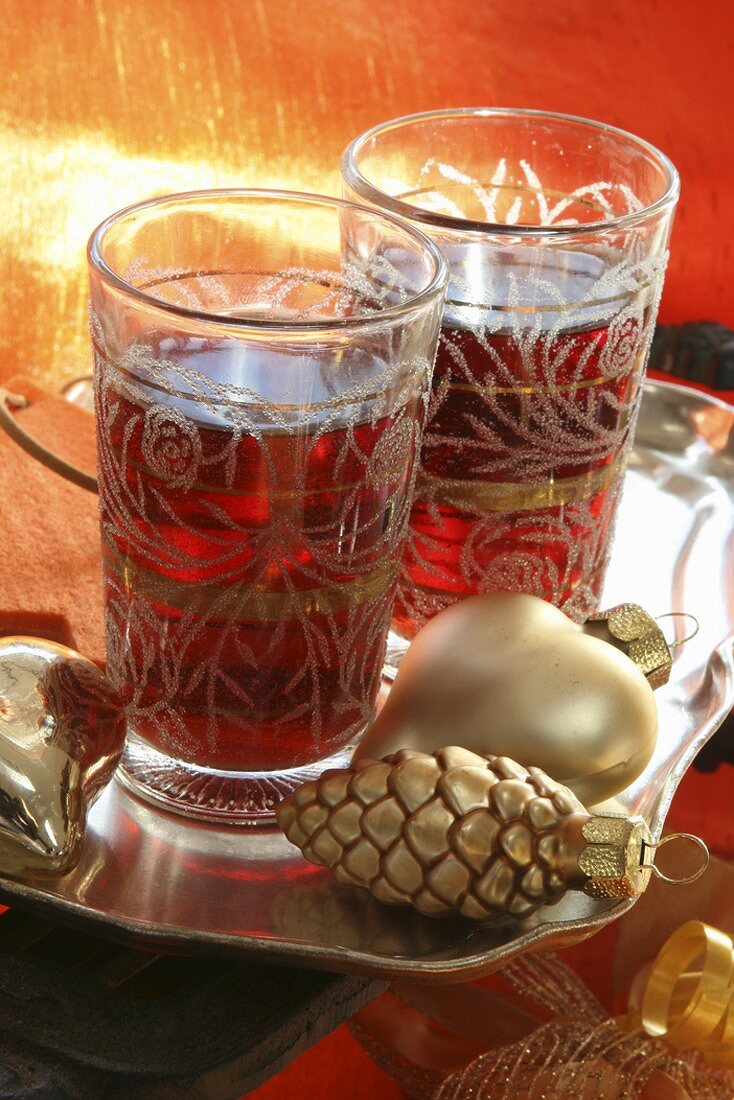 Zwei Gläser Glühwein auf Silbertablett