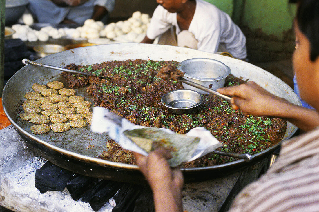 Indische Strassenküche: Naanbrot mit Vindaloo (Fleischragout)