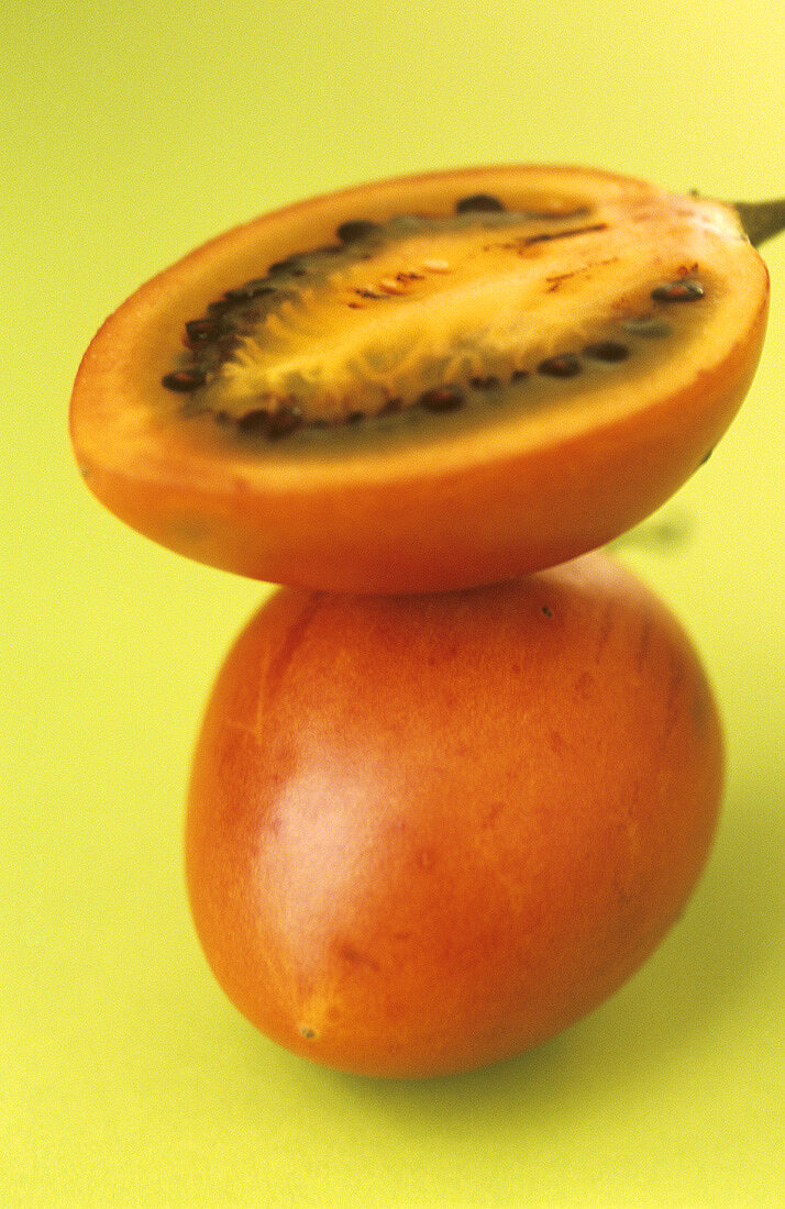 Ganze und halbe Tamarillo (Baumtomate)