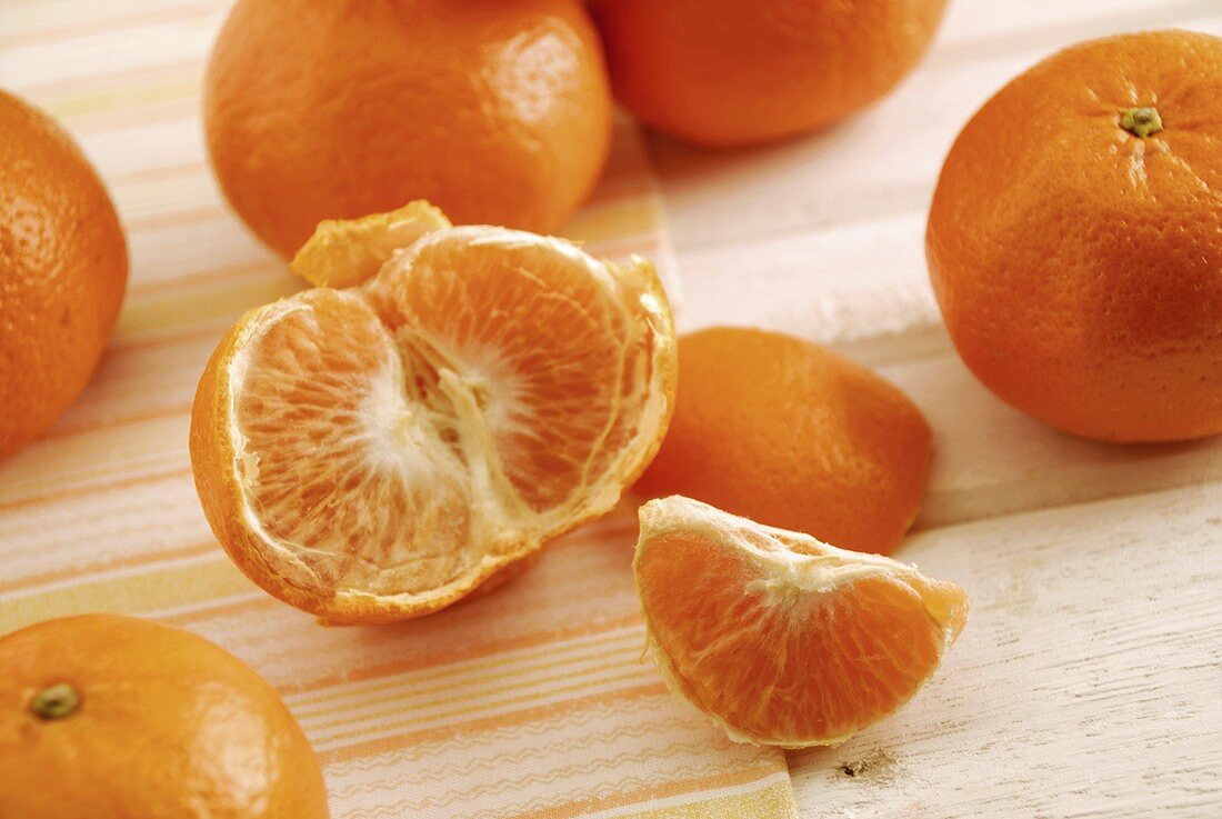 Tangerinen, eine geschält