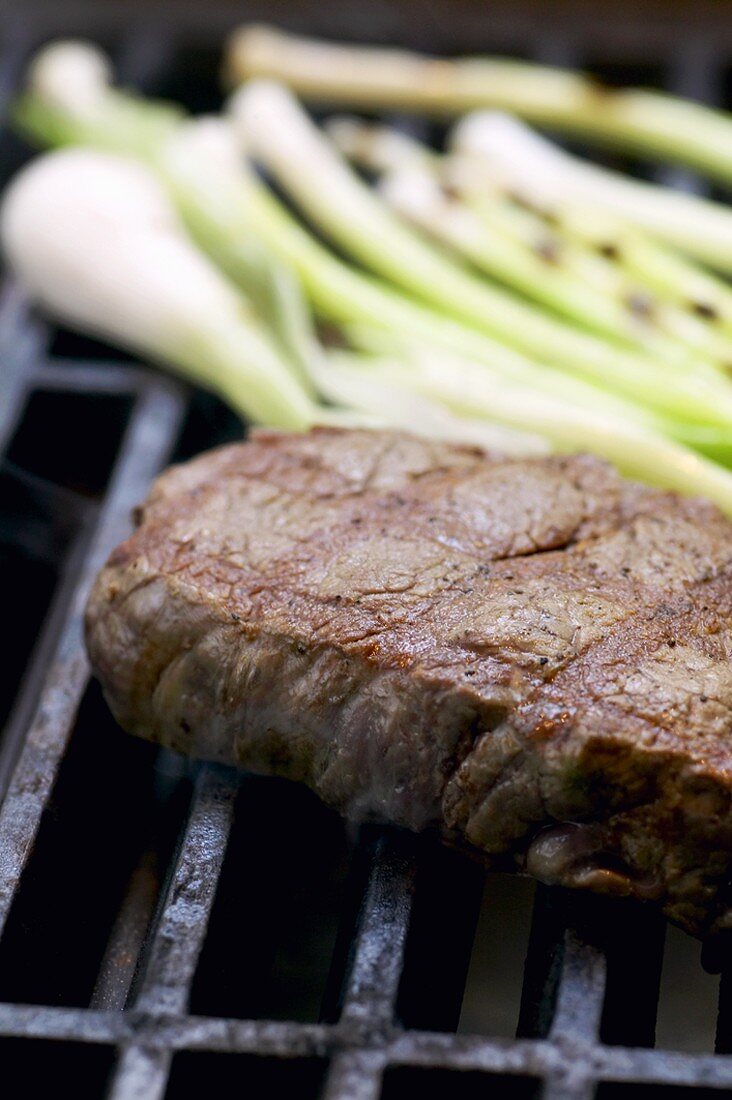 Rindersteak auf Grillrost