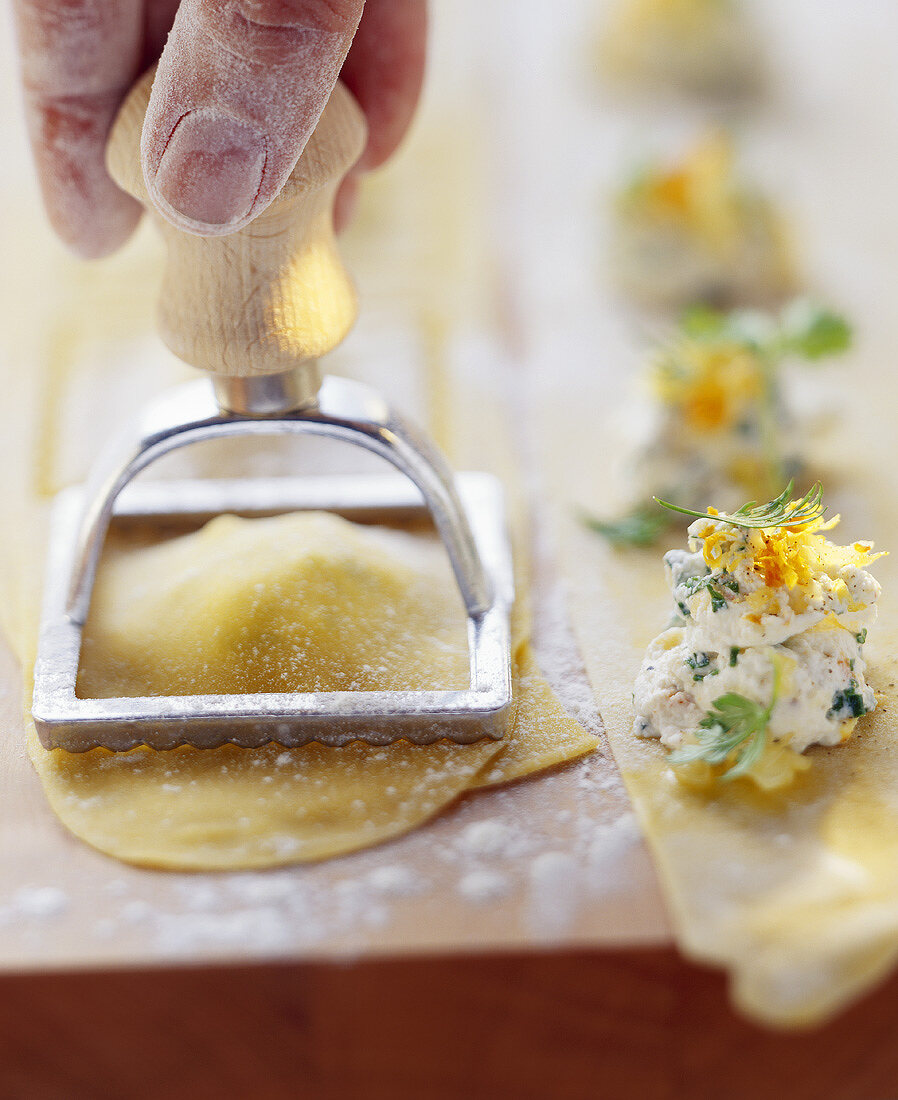 Selbstgemachte Ravioli ausstechen