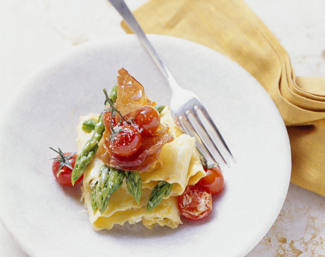 Lasagnette with asparagus tips and cocktail tomatoes