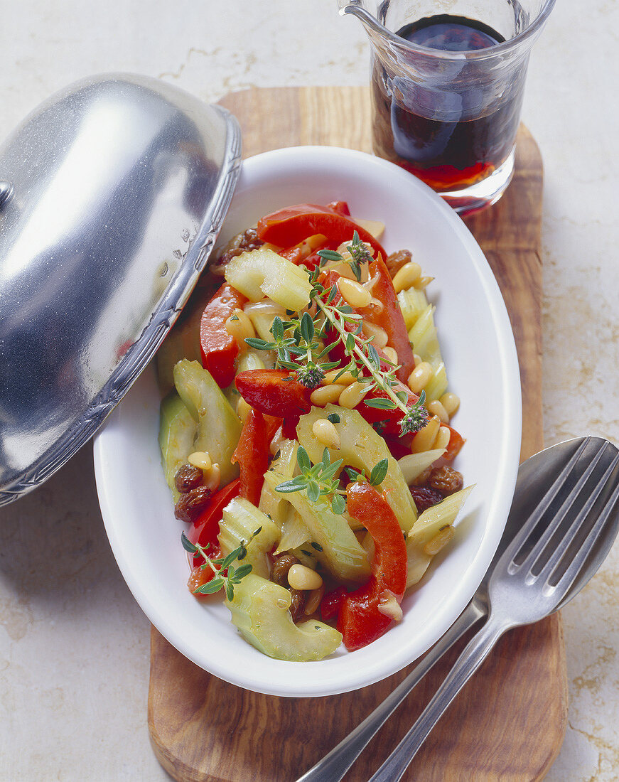 Gemüse von roten Paprika mit Staudensellerie