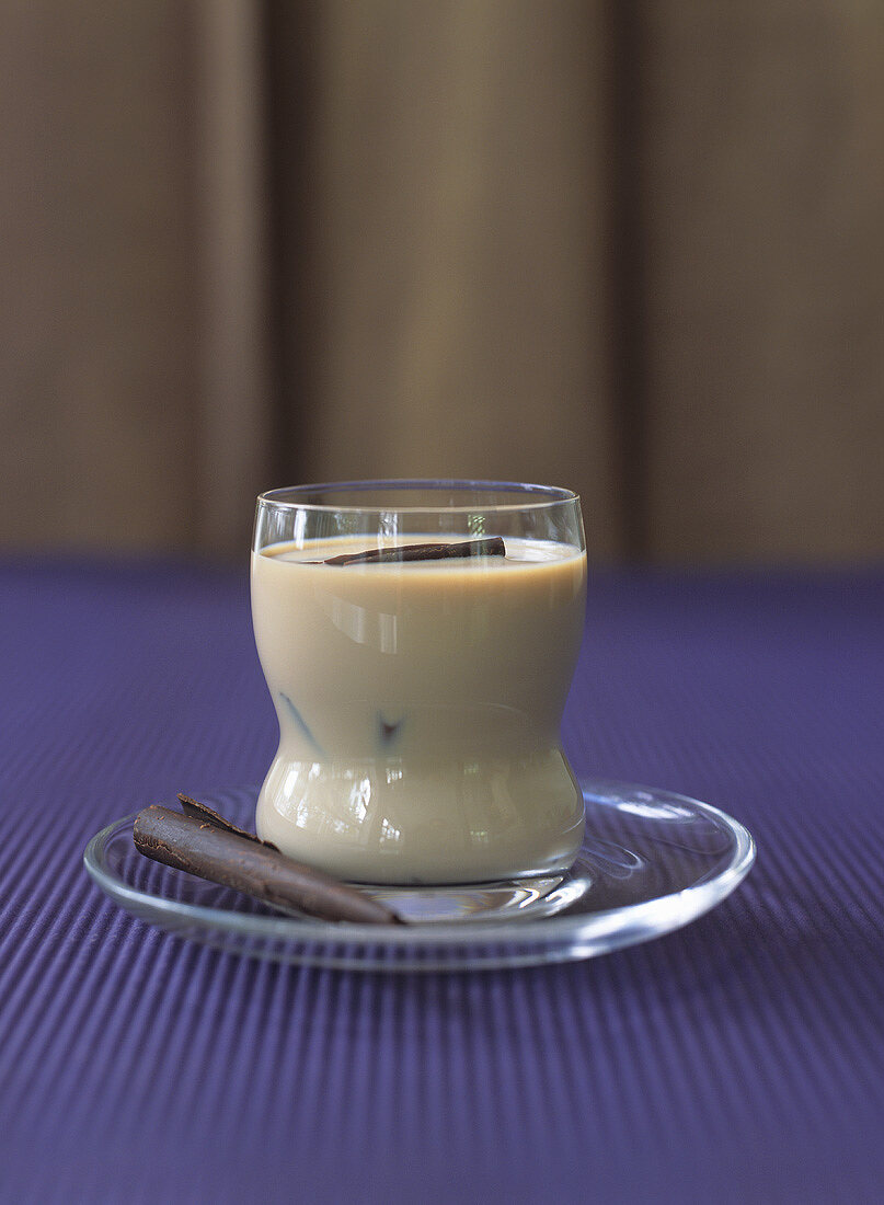 Ein Glas Schokoladenmilch mit Schokoladenspäne