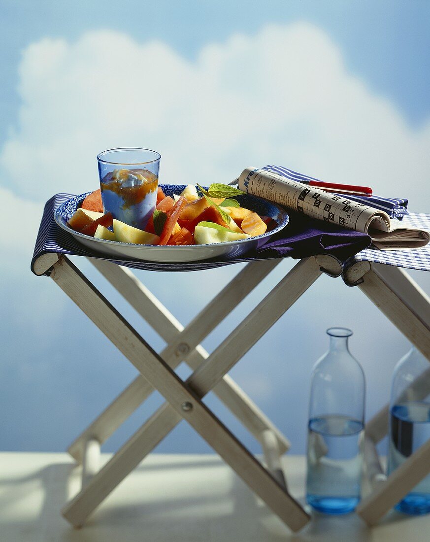 Frischer Melonensalat und ein Glas Joghurt