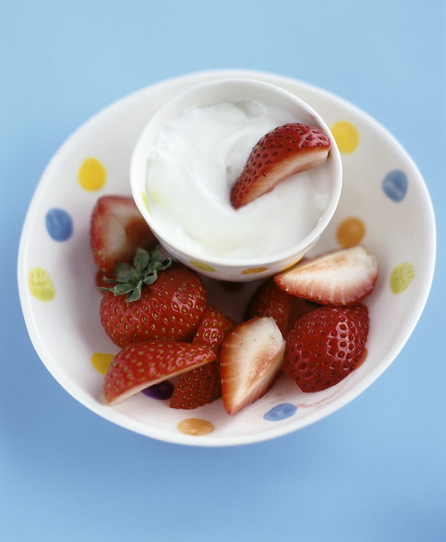 Yoghurt with fresh strawberries