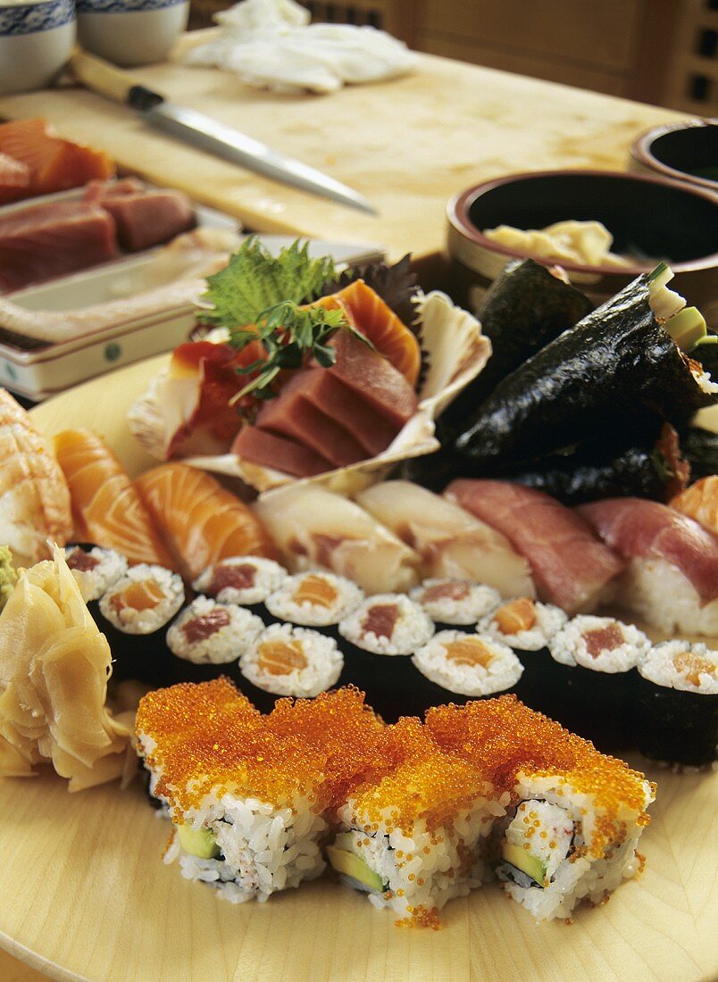 Platte mit verschiedenen Sushi