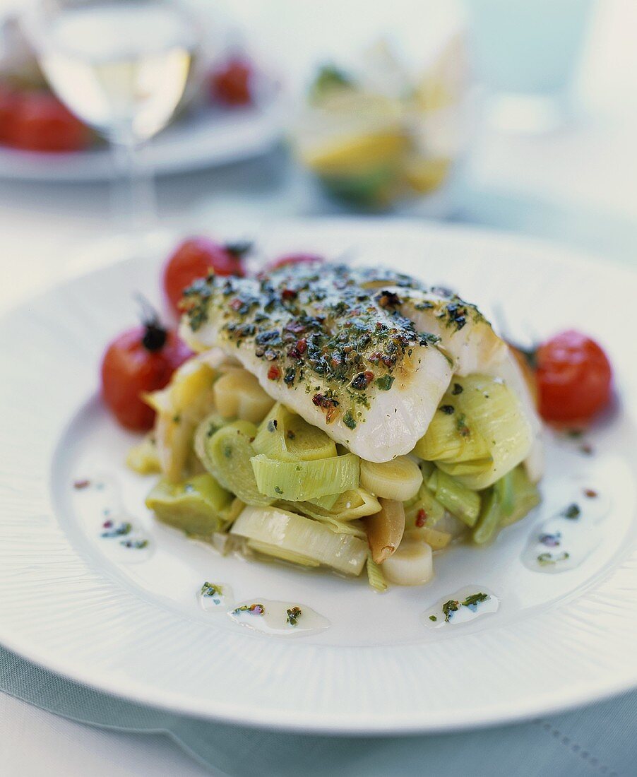 Fischfilet mit Kräuterkruste auf Lauchgemüse