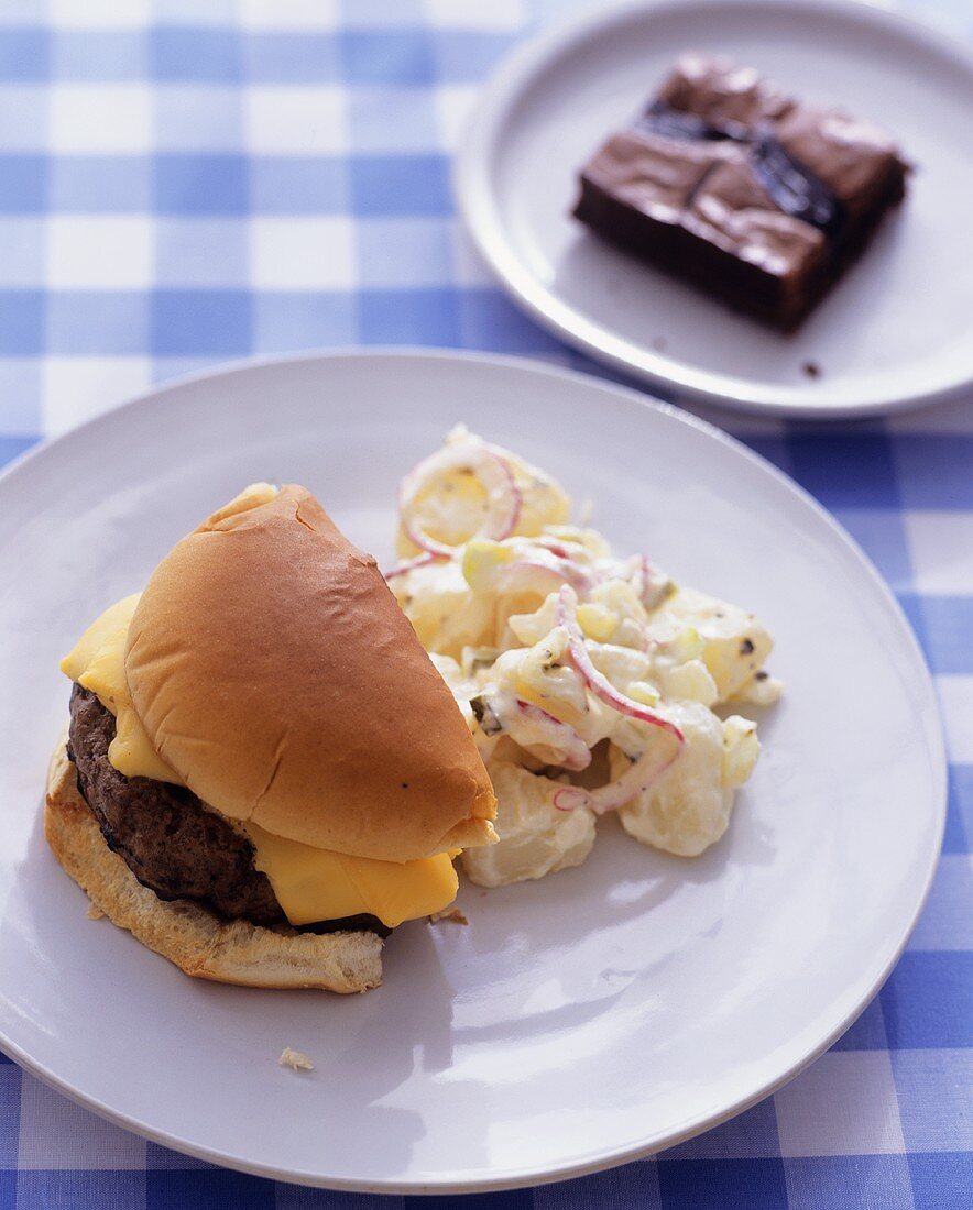 Cheeseburger mit Kartoffelsalat