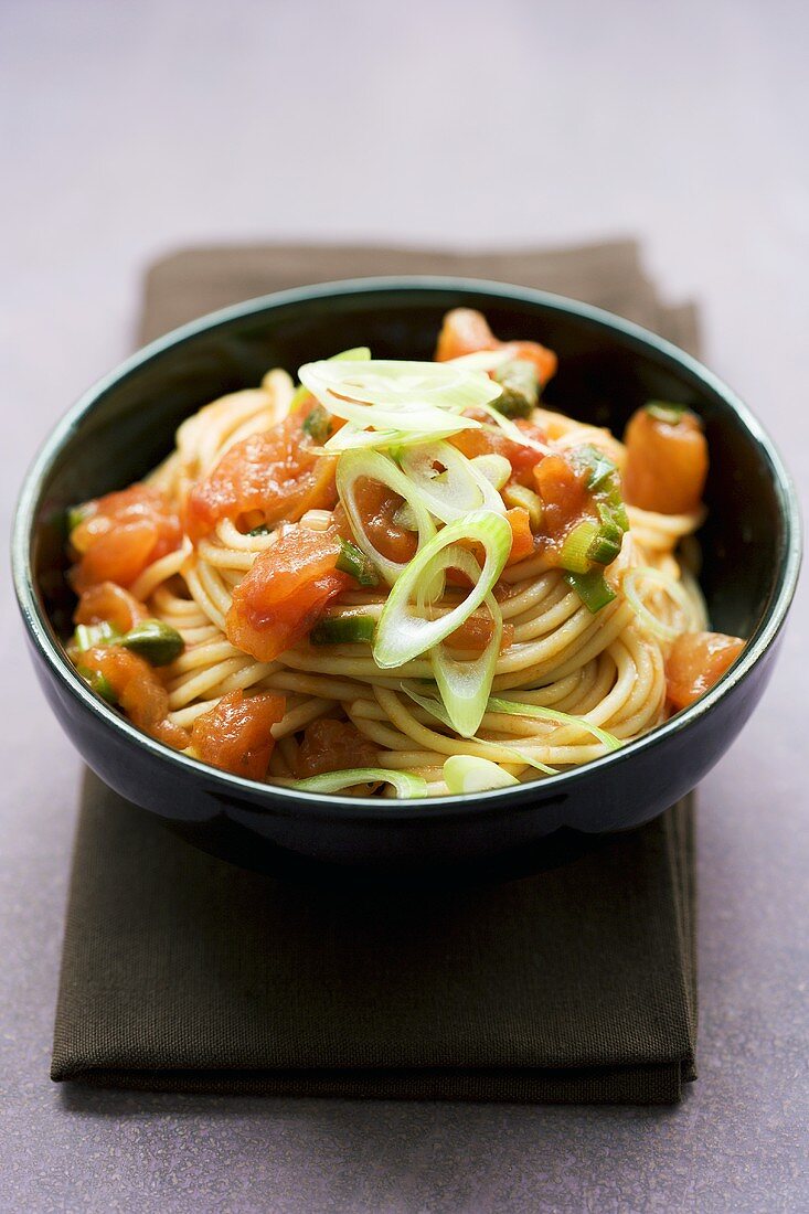 Spaghetti with tomatoes and spring onions