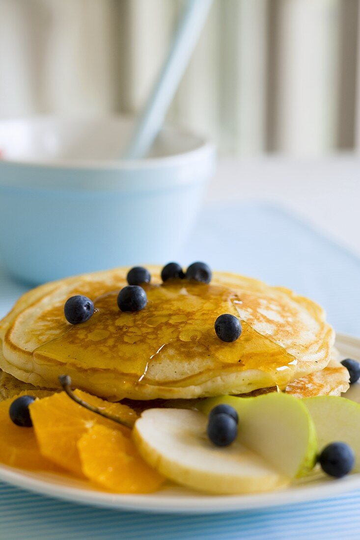 Pancakes mit Honig und Früchten