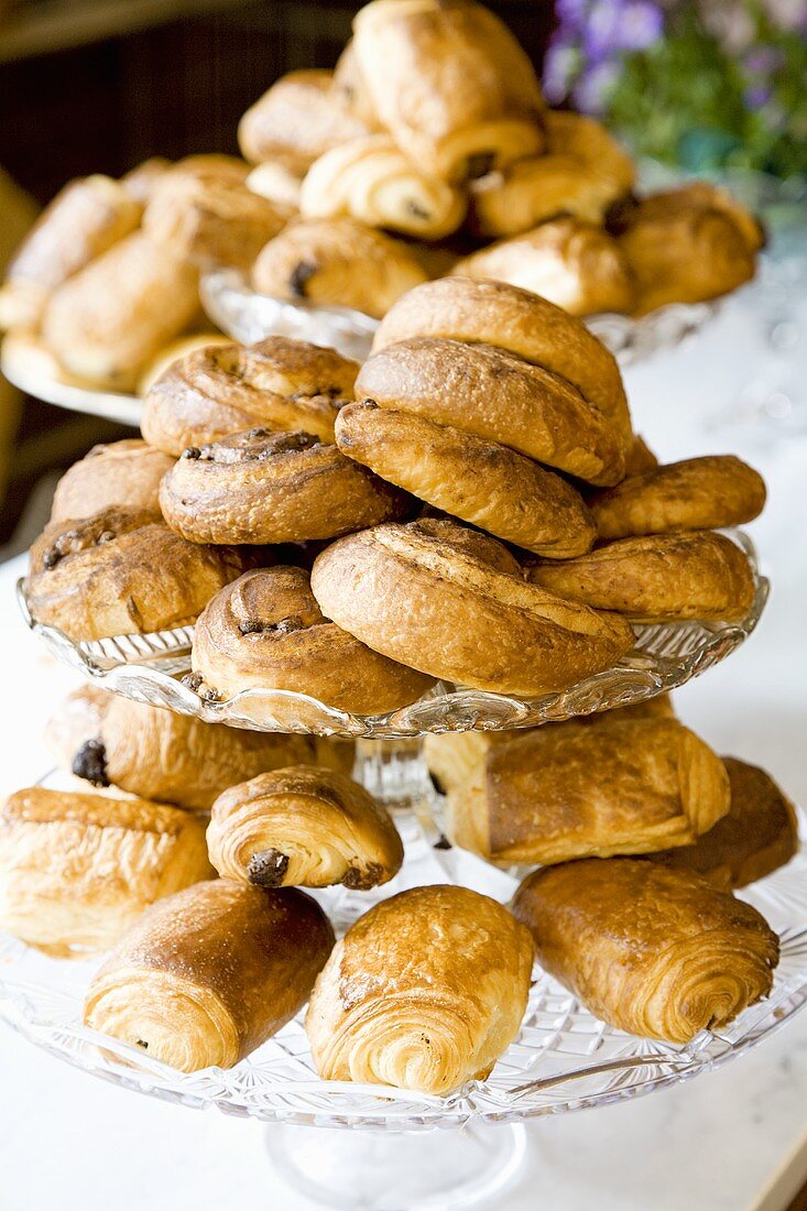 Verschiedene Croissants und Blätterteig-Schnecken