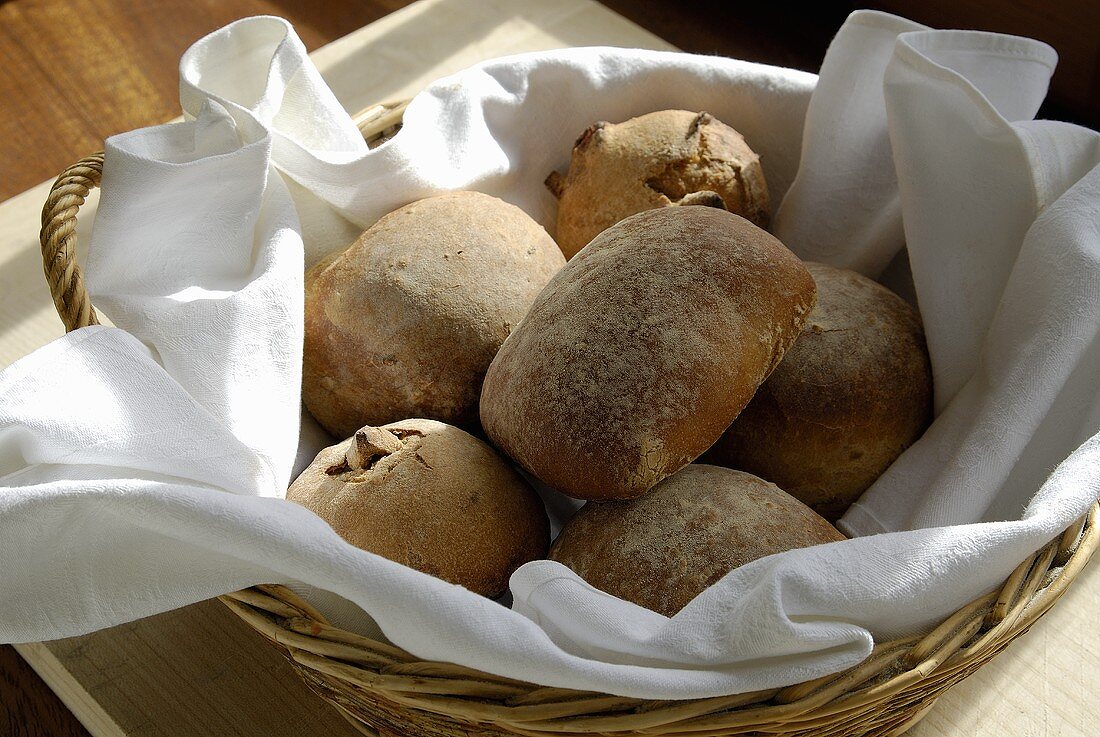 Rustikale Brötchen im Korb