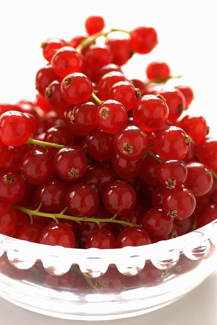 Redcurrants in a glass bowl