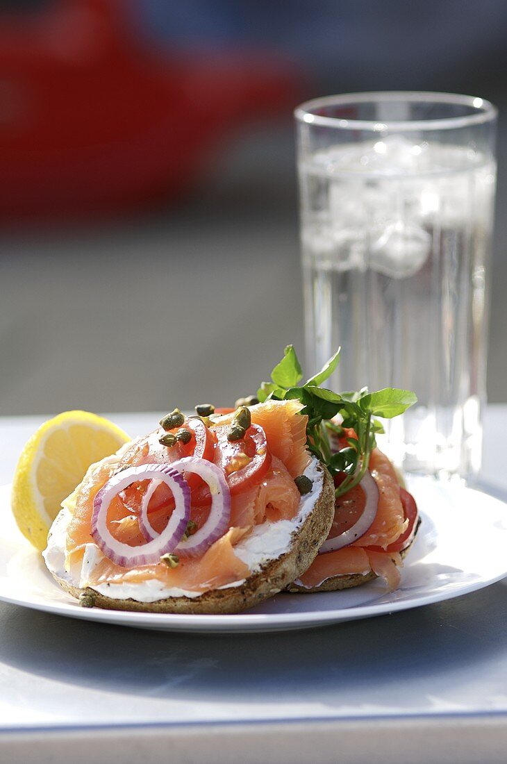 Bagel mit Räucherlachs und Frischkäse