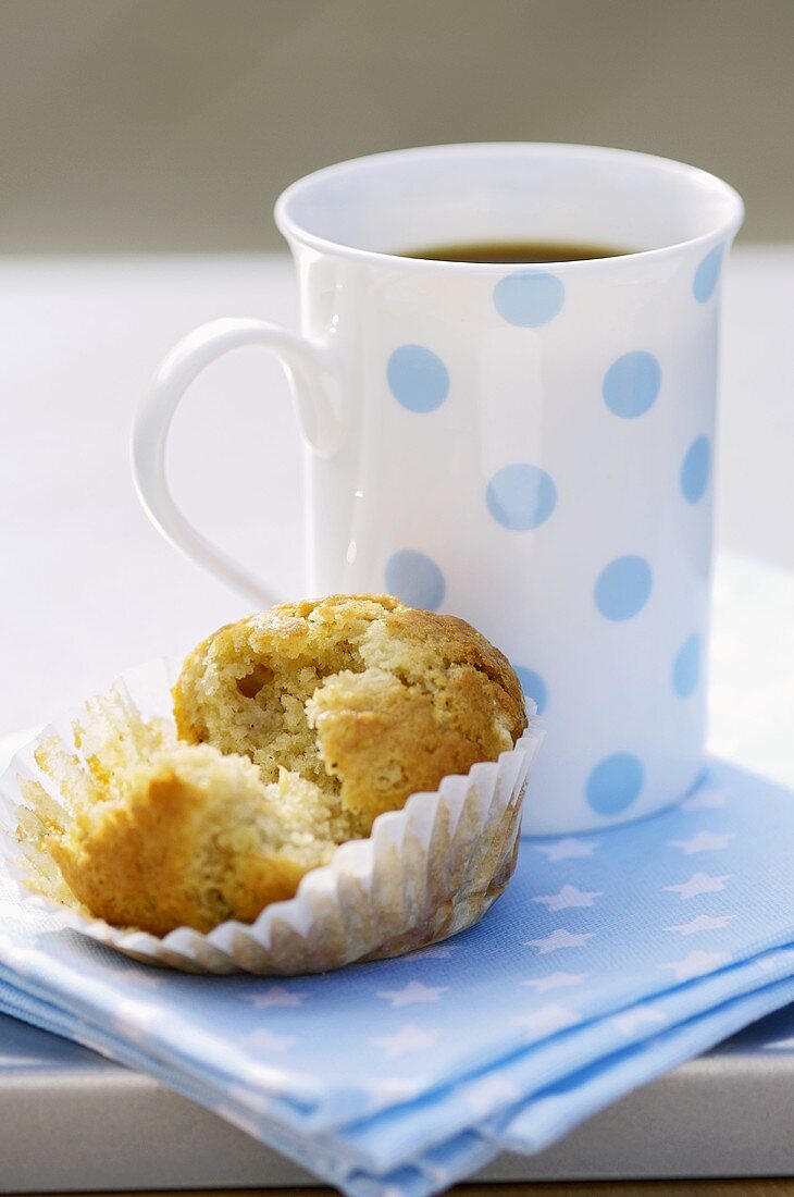 Bananen-Muffin mit einer Tasse Kaffee