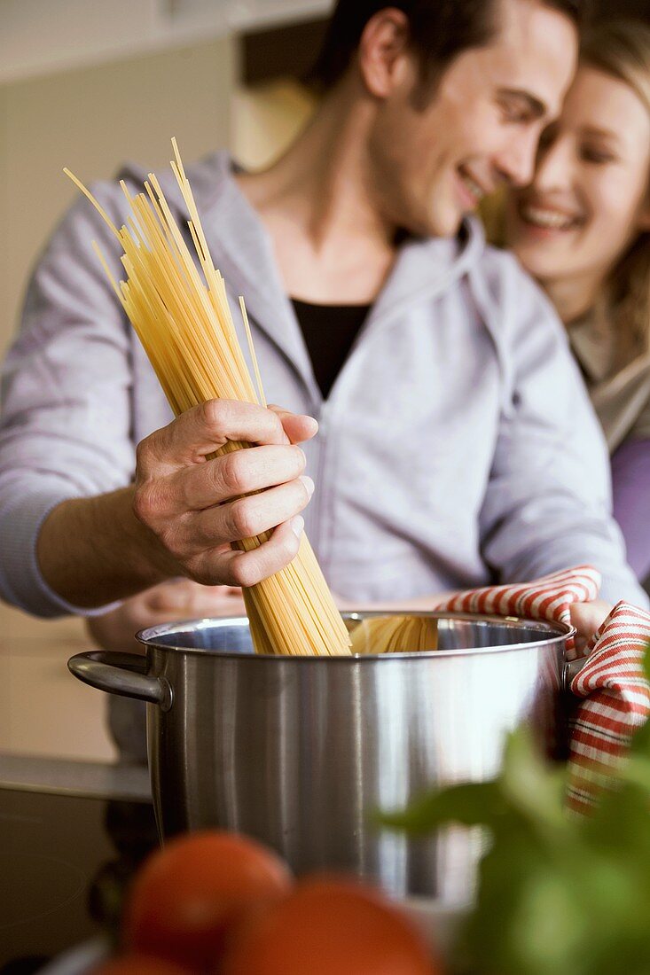 Verliebtes Pärchen kocht gemeinsam Spaghetti