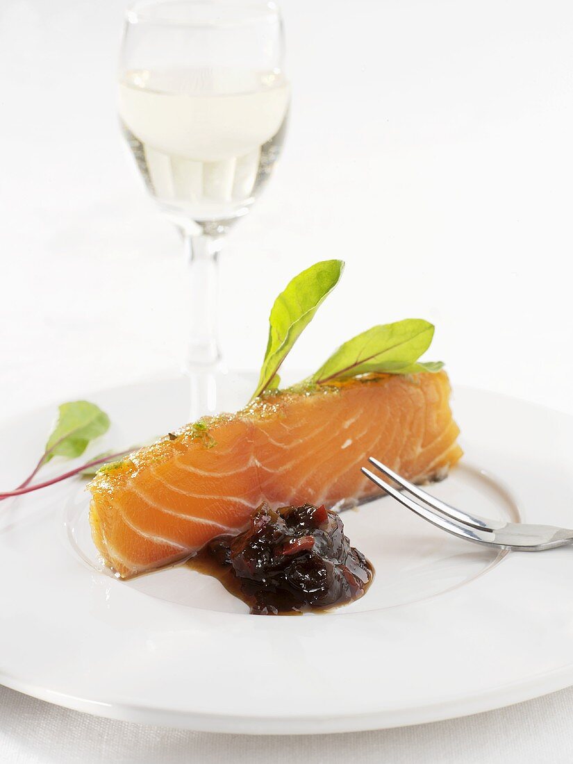 Eine Scheibe von gebeiztem Lachs mit Frucht-Chutney