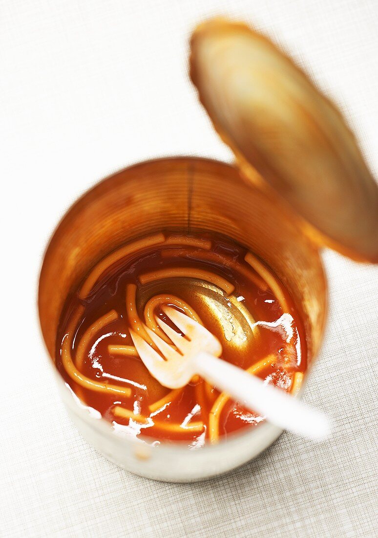 Konservendose mit Resten von Spaghetti mit Tomatensauce